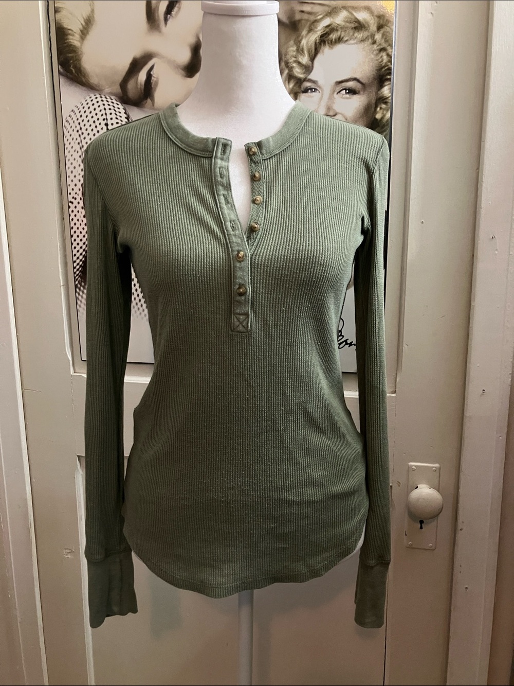 3/30$ aerie Olive waffled distressed Henley Long Sleeve Shirt Xs